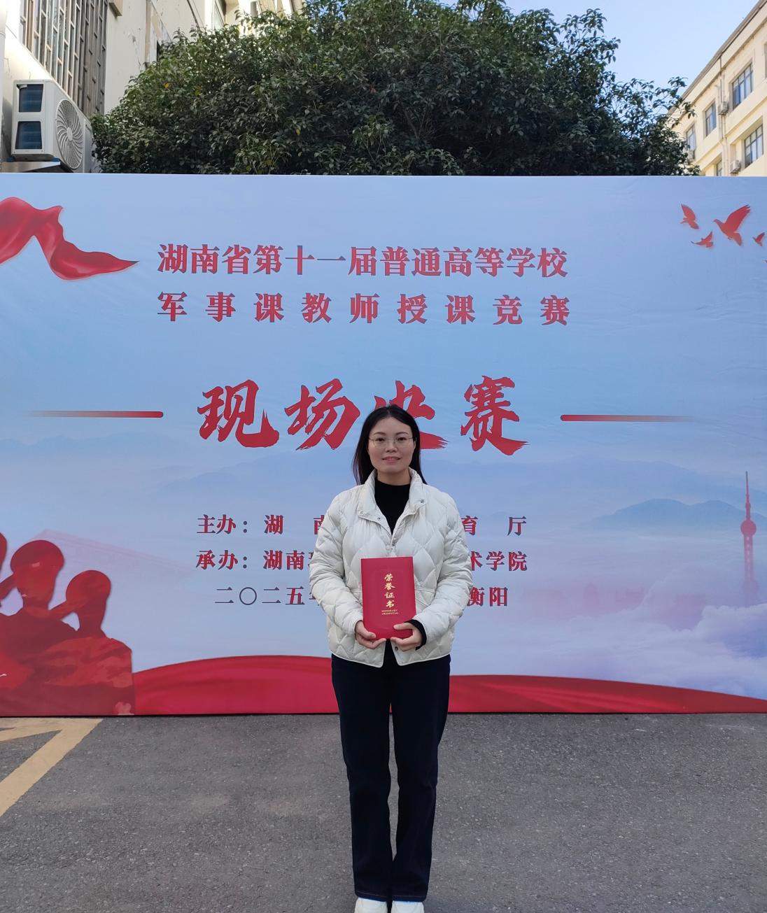 人站在路上走中度可信度描述已自动生成