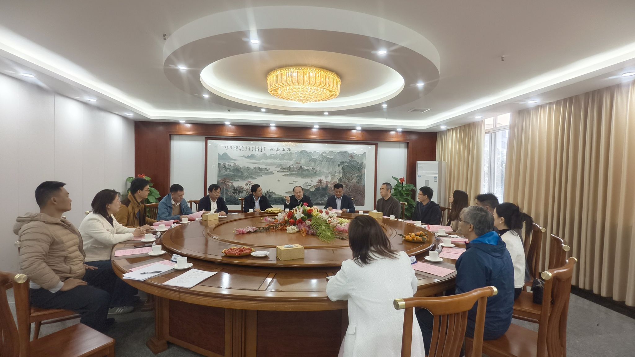 座谈会.jpg