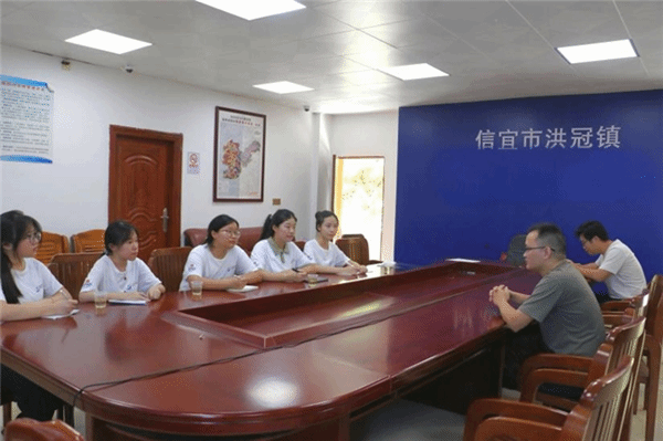 在镇政府与相关人员座谈.png